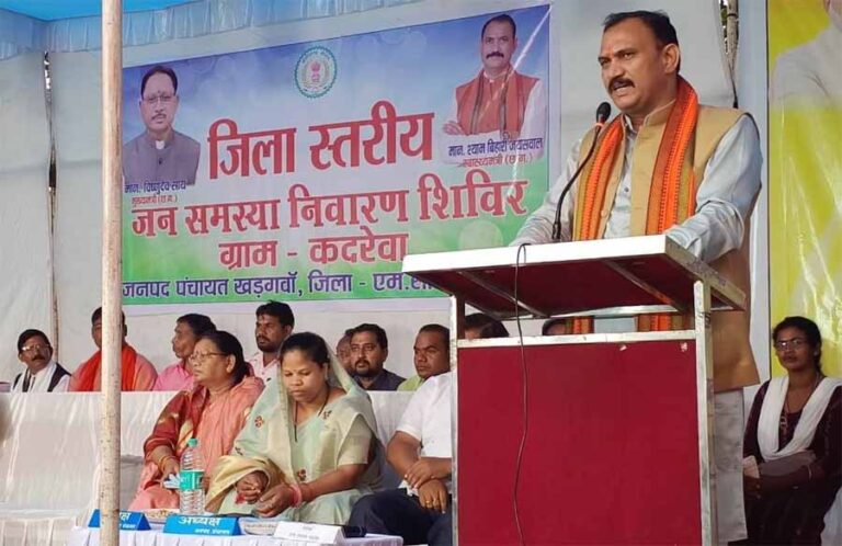 जनसमस्या निवारण शिविर से ग्रामीणों को मिल रहा शासन की योजनाओं का लाभ : स्वास्थ्य मंत्री जनसमस्या निवारण शिविर से ग्रामीणों को मिल रहा शासन की योजनाओं का लाभ : स्वास्थ्य मंत्री