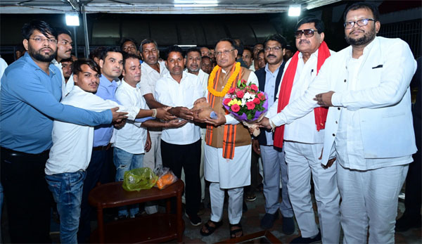 मुख्यमंत्री से सतनामी समाज के प्रतिनिधिमण्डल ने की मुलाकात मुख्यमंत्री से सतनामी समाज के प्रतिनिधिमण्डल ने की मुलाकात