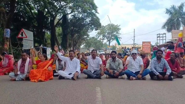 नगर निगम द्वारा कचरा डंपिंग, वार्डवासियों ने किया हाईवे जाम