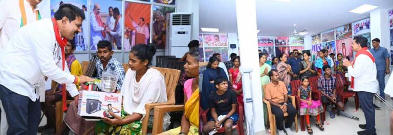 उपमुख्यमंत्री विजय शर्मा ने माओवादी हिंसा से पीड़ित बस्तर के नागरिकों का अपने निवास में किया गर्मजोशी से स्वागत, सामग्री का भी किया वितरण