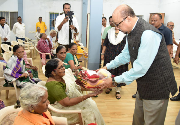 सरकार और समाज बुजुर्गों के साथ है : डेका सरकार और समाज बुजुर्गों के साथ है : डेका