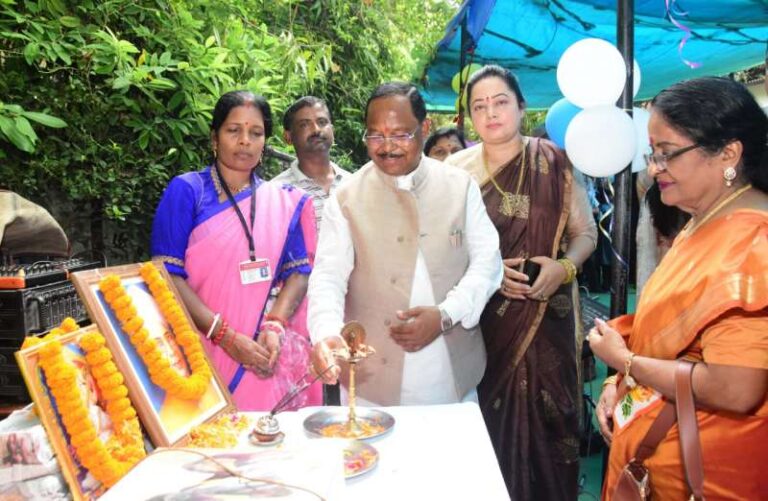 मंत्री रामविचार नेताम ने विशेष स्कूल के बच्चों के साथ मनाया शिक्षक दिवस मंत्री रामविचार नेताम ने विशेष स्कूल के बच्चों के साथ मनाया शिक्षक दिवस