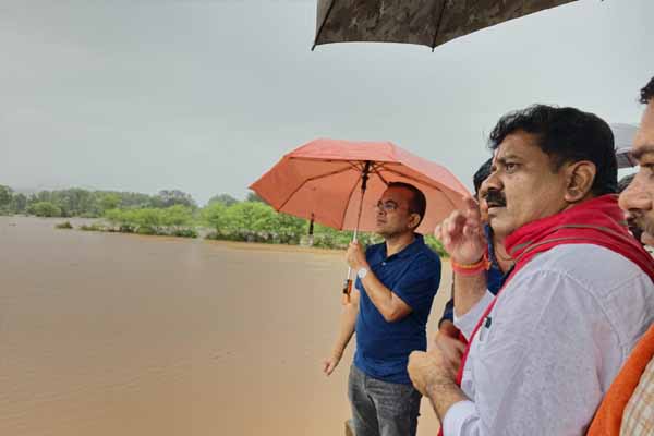 उपमुख्यमंत्री विजय शर्मा ने कबीरधाम जिले में सुबह बाढ़ प्रभावित क्षेत्रों का किया निरीक्षण