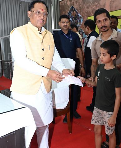 युवा अनुज सिंह नहीं चुका पा रहा शिक्षा ऋण,मुख्यमंत्री ने मदद का भरोसा दिलाया युवा अनुज सिंह नहीं चुका पा रहा शिक्षा ऋण,मुख्यमंत्री ने मदद का भरोसा दिलाया