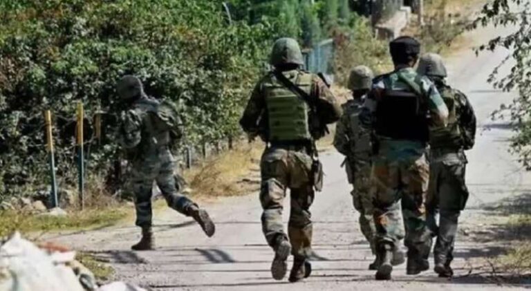 कुलगाम में जवानों और आतंकवादियों के बीच मुठभेड़, 2-3 आतंकियों को घेरा