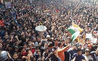 सरकार पर भारी पड़ रहा युवाओं के पेट पेरेंट्स का ट्रेंड