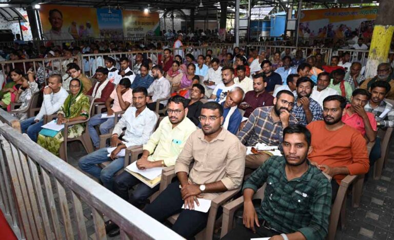 मुख्यमंत्री विष्णु देव साय के जनदर्शन में बड़ी संख्या में पहुंचे लोग मुख्यमंत्री विष्णु देव साय के जनदर्शन में बड़ी संख्या में पहुंचे लोग