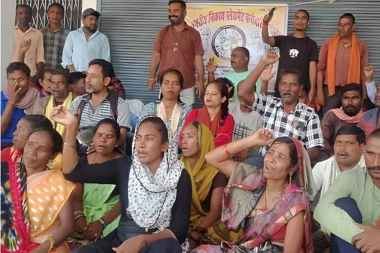 नगरीय निकाय कर्मचारी के हड़ताल से सफाई व्यवस्था जल प्रदाय व्यबस्था चरमराई, जनता के सामने जल्द ही पानी के लिये होगी हाहाकार