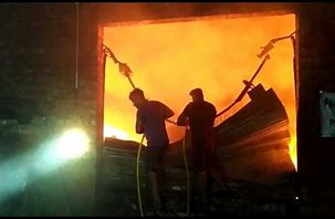 चांदी के आभूषण बनाने वाली फैक्ट्री में देर रात आग , 3 लोगों का SDRF ने किया रेस्क्यू, लाखों का सामान जलकर खाक चांदी के आभूषण बनाने वाली फैक्ट्री में देर रात आग , 3 लोगों का SDRF ने किया रेस्क्यू, लाखों का सामान जलकर खाक