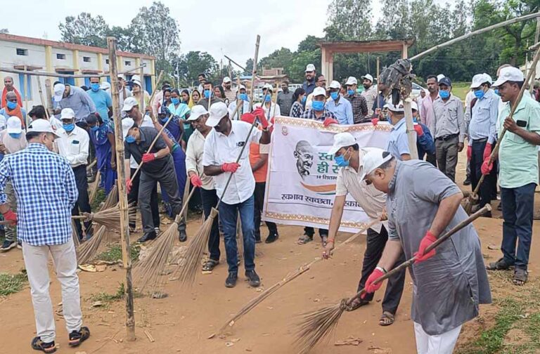 स्वच्छता ही सेवा अभियान के तहत आकांक्षी ब्लॉक लखनपुर के गुमगराकला गांव में वृहद स्वच्छता कार्यक्रम का आयोजन