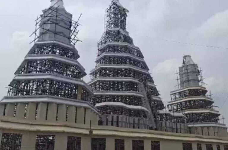 जांजगीर में थाईलैंड के प्रसिद्ध अरुण देव मंदिर की तरह 160 फीट ऊंचा भव्य पंडाल तैयार जांजगीर में थाईलैंड के प्रसिद्ध अरुण देव मंदिर की तरह 160 फीट ऊंचा भव्य पंडाल तैयार