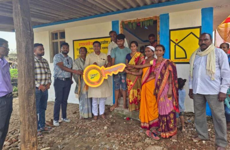 गरीब असहाय महिला को मिला सपनों का घर, जनप्रतिनिधि एवं अधिकारी-कर्मचारी गृहप्रवेश में हुए शामिल