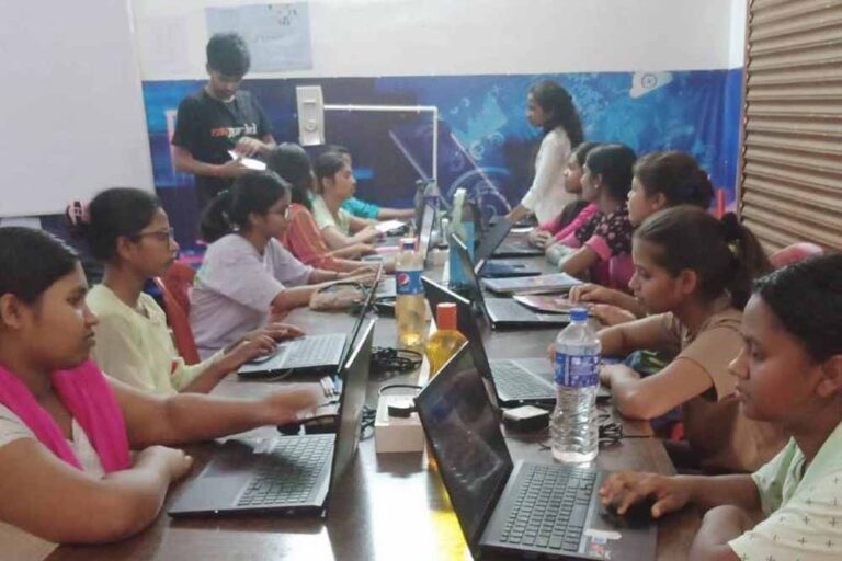 मुख्यमंत्री की सार्थक पहल से छात्राओं की आत्मनिर्भरता की ओर बढ़ते कदम