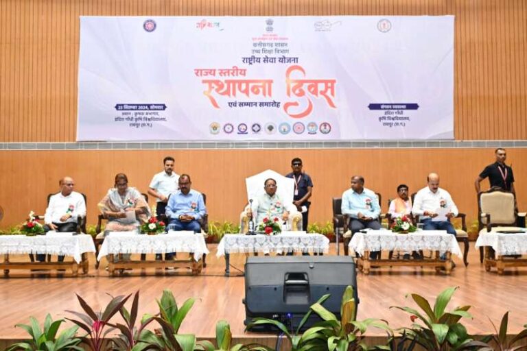 मुख्यमंत्री विष्णु देव साय इंदिरा गांधी कृषि विश्वविद्यालय पहुंचे