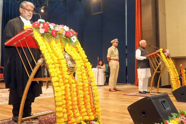 राज्यपाल पटेल ने मुख्य न्यायाधिपति को शपथ दिलाई राज्यपाल पटेल ने मुख्य न्यायाधिपति को शपथ दिलाई