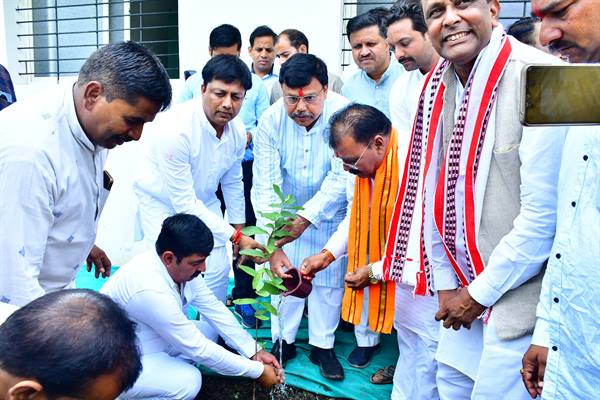 ट्रिपिंग में कमी लाएं और उपभोक्ता संतुष्टि बढ़ाएं- ऊर्जा मंत्री तोमर