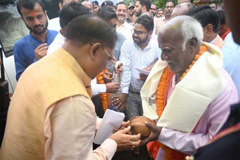 मुख्यमंत्री साय के हाथो दिव्यांगजनों को मिला निःशुल्क बस पास मुख्यमंत्री साय के हाथो दिव्यांगजनों को मिला निःशुल्क बस पास