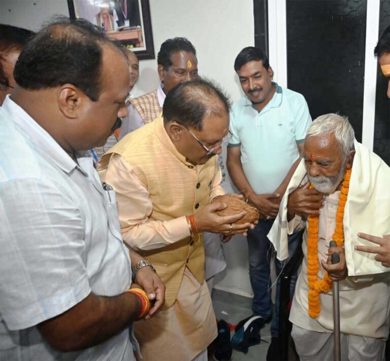 मुख्यमंत्री अपने बचपन के स्कूली शिक्षक से मिलकर हुए भाव विभोर