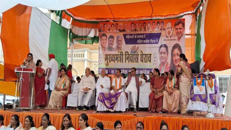 छत्तीसगढ़-रायपुर में महिला कांग्रेस का हल्लाबोल, पुलिस ने रोका तो जमकर हुई झूमाझटकी