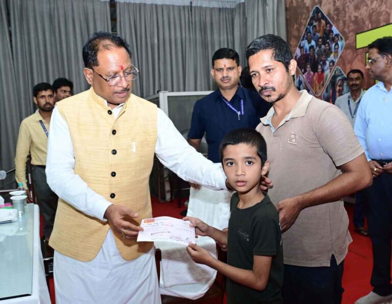 छत्तीसगढ़-मुख्यमंत्री विष्णु देव साय ने सौंपा 25 हज़ार का सहायता चेक, लक्ष्य के एस्ट्रोफी ऑफ ब्लैडर का होगा इलाज छत्तीसगढ़-मुख्यमंत्री विष्णु देव साय ने सौंपा 25 हज़ार का सहायता चेक, लक्ष्य के एस्ट्रोफी ऑफ ब्लैडर का होगा इलाज