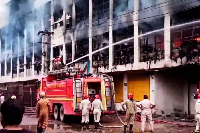 दिल्ली में कपड़ा फैक्ट्री में भीषण आग, 26 दमकल गाड़ियां मौके पर