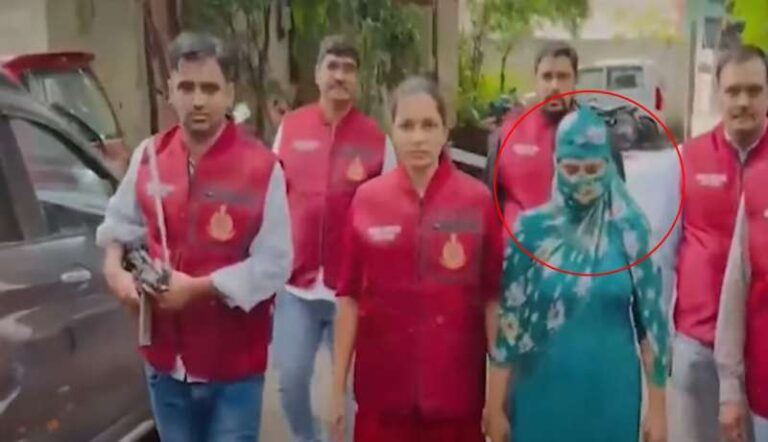 गोगी गिरोह के बदमाश कपिल मान की पत्नी काजल खत्री गिरफ्तार, 25 हजार रुपये का था इनाम गोगी गिरोह के बदमाश कपिल मान की पत्नी काजल खत्री गिरफ्तार, 25 हजार रुपये का था इनाम