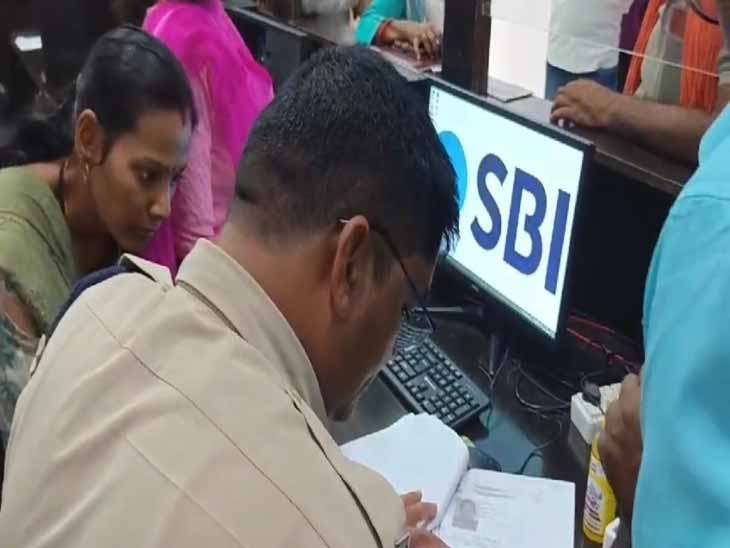 छत्तीसगढ़ में खोली एसबीआई की फर्जी शाखा, कथित बैंक मैनेजर फरार, जांच में जुटी पुलिस छत्तीसगढ़ में खोली एसबीआई की फर्जी शाखा, कथित बैंक मैनेजर फरार, जांच में जुटी पुलिस