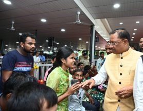 सीएम जनदर्शन :जशपुर से आई दृष्टिबाधित कुमारी रूपवर्षा ने पढ़ने में आ रही दिक्कत के लिए ऑर्बिट रीडर यन्त्र के लिए की मुख्यमंत्री से की गुहार सीएम जनदर्शन :जशपुर से आई दृष्टिबाधित कुमारी रूपवर्षा ने पढ़ने में आ रही दिक्कत के लिए ऑर्बिट रीडर यन्त्र के लिए की मुख्यमंत्री से की गुहार