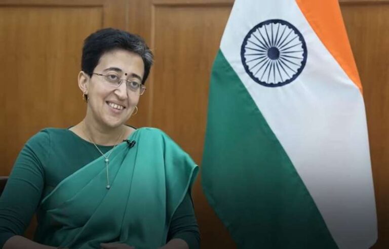 आतिशी ने संभाली सीएम की जिम्मेदारी, केजरीवाल की कुर्सी पर नहीं बैठीं आतिशी ने संभाली सीएम की जिम्मेदारी, केजरीवाल की कुर्सी पर नहीं बैठीं