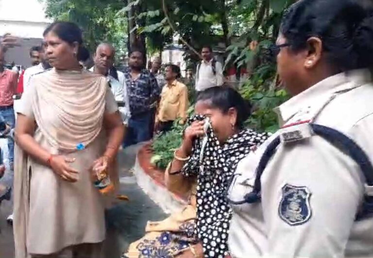 महिला ने कलेक्ट्रेट में आवास की मांग को लेकर किया जमकर हंगामा, आत्मदाह की कोशिश की