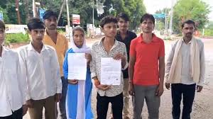 बच्चे स्कूल नहीं जा पा रहे, SDM से शिकायत बच्चे स्कूल नहीं जा पा रहे, SDM से शिकायत