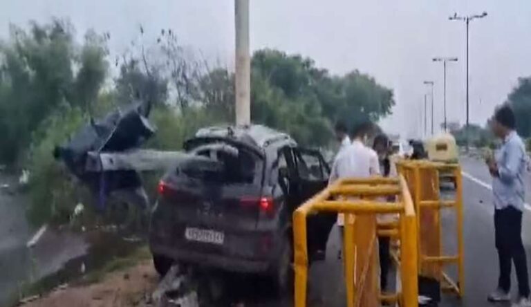 दिल्ली के शांतिवन में कार दुर्घटनाग्रस्त, 5 लोग घायल दिल्ली के शांतिवन में कार दुर्घटनाग्रस्त, 5 लोग घायल