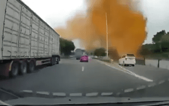 चीन में फट गई मल-मूत्र वाली पाइपलाइन, आसमान से गिरने लगी गंदगी; वीडियो आया सामने…