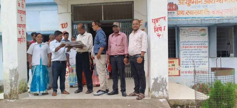 जिला टीकाकरण अधिकारी ने किया दूरस्थ स्वास्थ्य केन्द्रों का निरीक्षण