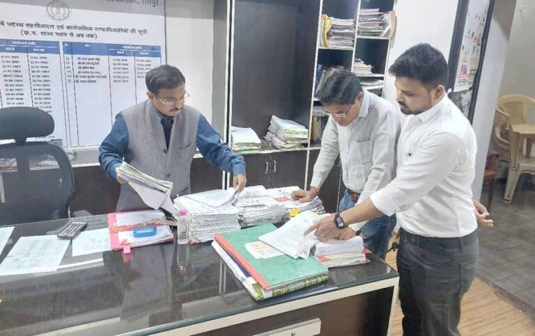 संभागायुक्त कावरे की बड़ी कार्रवाई, बेलरगांव के तहसीलदार को किया निलंबित संभागायुक्त कावरे की बड़ी कार्रवाई, बेलरगांव के तहसीलदार को किया निलंबित