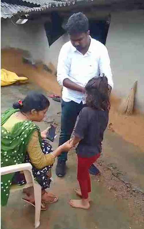 निजी स्कूल की शिक्षिका ने दो सौ बार कराया उठक-बैठक, चल नहीं पा रही चौथी क्लास की बच्ची निजी स्कूल की शिक्षिका ने दो सौ बार कराया उठक-बैठक, चल नहीं पा रही चौथी क्लास की बच्ची