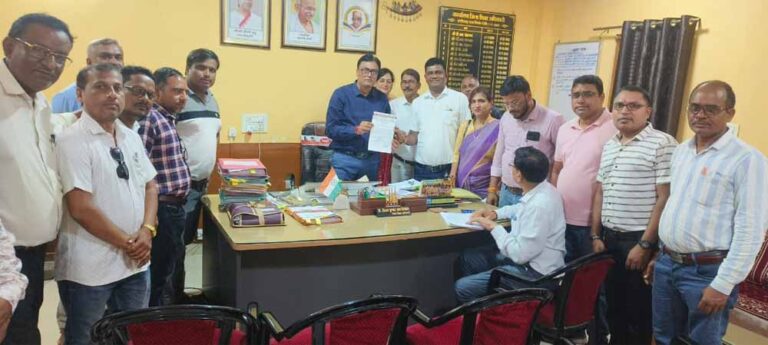 छत्तीसगढ़ टीचर्स एसोसिएशन रायपुर ने डीईओ से मिलकर सौपा ज्ञापन