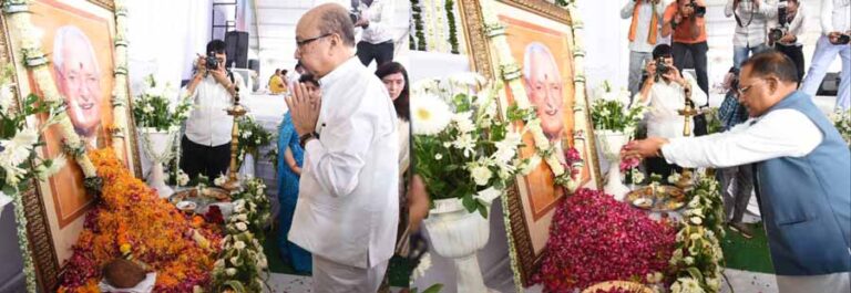 स्व. श्री श्याम पाण्डेय के तेरहवीं कार्यक्रम में शामिल हुए राज्यपाल एवं मुख्यमंत्री