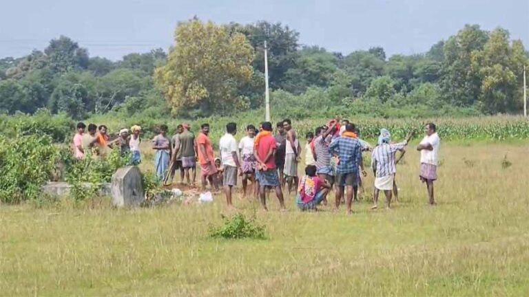 कोयनार ग्राम पंचायत में उल्टी-दस्त से हो रही मौतों से जिले में मचा हड़कंप कोयनार ग्राम पंचायत में उल्टी-दस्त से हो रही मौतों से जिले में मचा हड़कंप