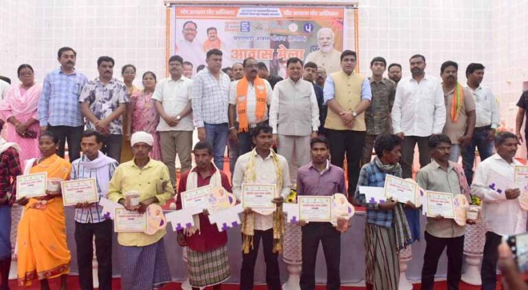 पक्का मकान के सपनों को पूरा करने प्रधानमंत्री श्री मोदी दृढ़ संकल्पित: प्रभारी मंत्री देवांगन पक्का मकान के सपनों को पूरा करने प्रधानमंत्री श्री मोदी दृढ़ संकल्पित: प्रभारी मंत्री देवांगन