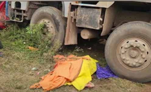 सीमेंट से भरे ट्रक ने रौंदा तीन को, भाई-बहन व भांजी की मौत सीमेंट से भरे ट्रक ने रौंदा तीन को, भाई-बहन व भांजी की मौत