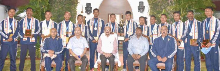 राज्यपाल डेका से असम के फुटबॉल टीम के खिलाडियों ने की मुलाकात