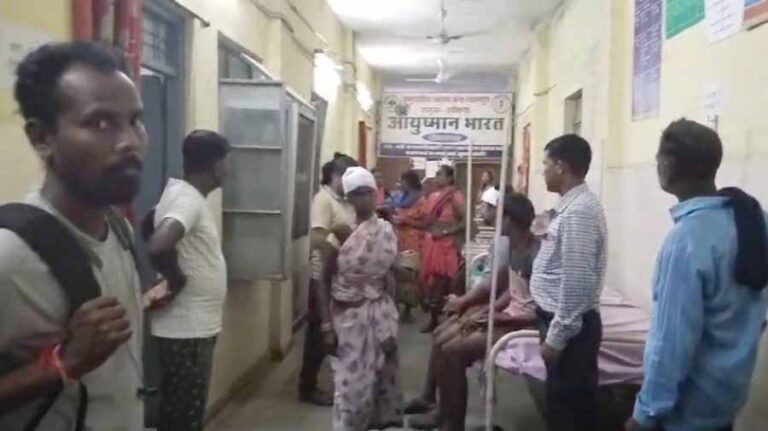 अंबिकापुर में जमीन विवाद को लेकर दो पक्षों में खूनी संघर्ष, जमकर चले लाठी-डंडे और कुल्हाड़ी अंबिकापुर में जमीन विवाद को लेकर दो पक्षों में खूनी संघर्ष, जमकर चले लाठी-डंडे और कुल्हाड़ी