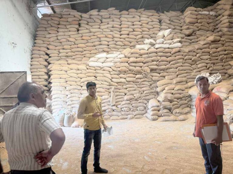 खाद्य विभाग ने राइस मिलर पर की जांच, धान एवं चावल जब्त खाद्य विभाग ने राइस मिलर पर की जांच, धान एवं चावल जब्त