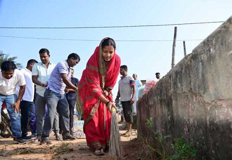 सिलफिली में आयोजित स्वच्छता कार्यक्रम में शामिल हुई मंत्री लक्ष्मी राजवाड़े