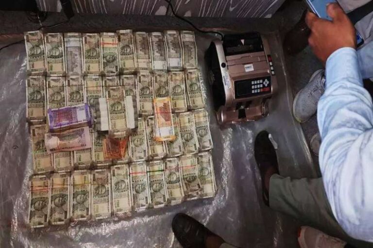 झारखंड के कोडरमा में होटल कारोबारी के घर से करोड़ों नगद और सोना बरामद