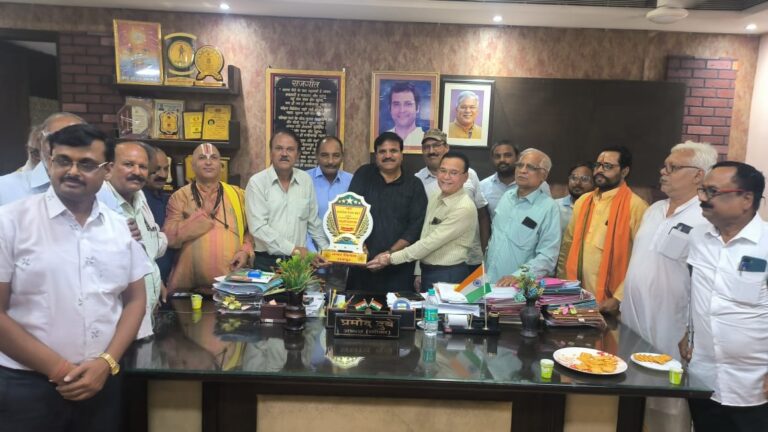सरयूपारीण ब्राह्मण सभा के अध्यक्ष डॉ. सुरेश शुक्ला और उनकी टीम को किया गया सम्मानित