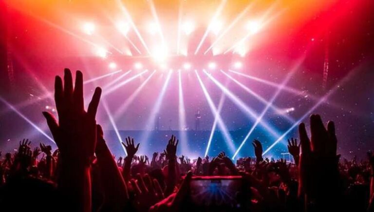 रेव पार्टी में पकड़े गए 21 लडक़े, 14 लड़कियां