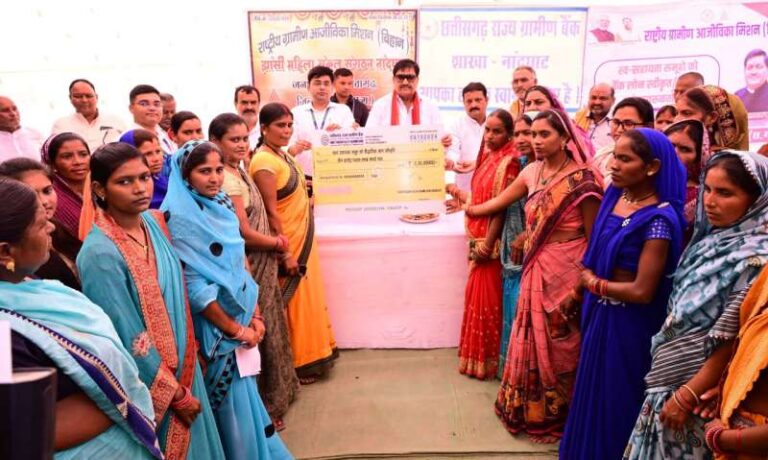 खाद्य मंत्री बघेल ने स्व-सहायता समूह की महिलाओं को 3.50 करोड़ रूपये के ऋण स्वीकृति का चेक वितरित किया