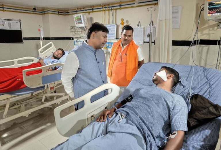 वनमंत्री ने घायल जवानों से मुलाकात कर कुशलक्षेम जाना वनमंत्री ने घायल जवानों से मुलाकात कर कुशलक्षेम जाना